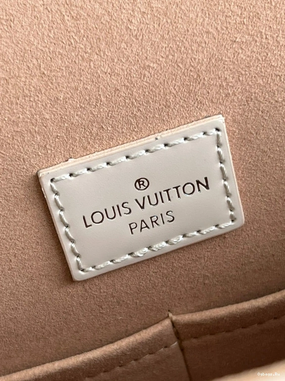 LOUIS CHANELUNY BB VUITTON 0521